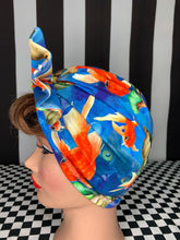 Load image into Gallery viewer, Kitties watching fish head wrap