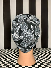 Load image into Gallery viewer, Skulls &amp; roses head wrap